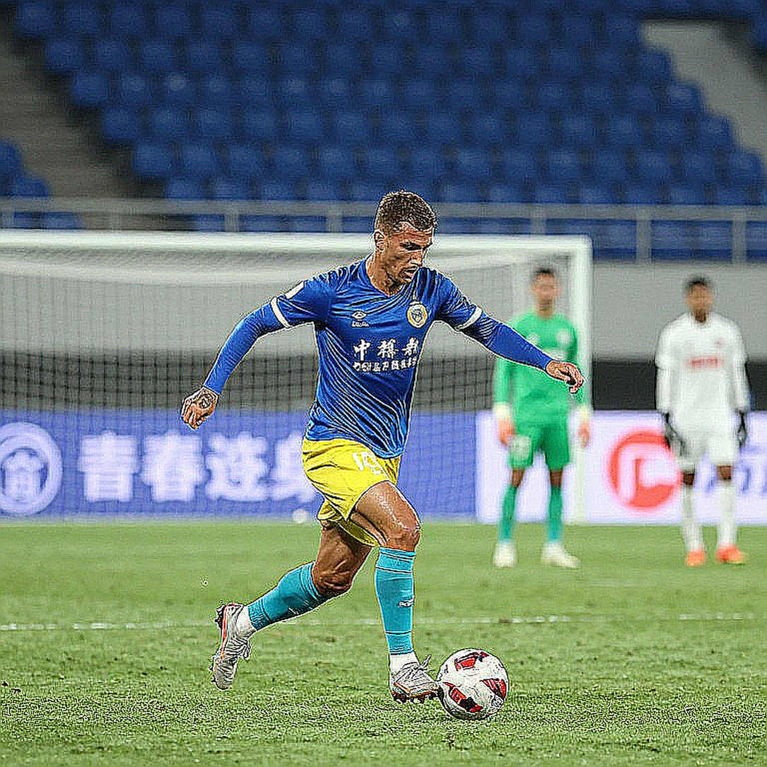 Đọc tin chuyển nhượng V.League như đọc một bản hợp đồng